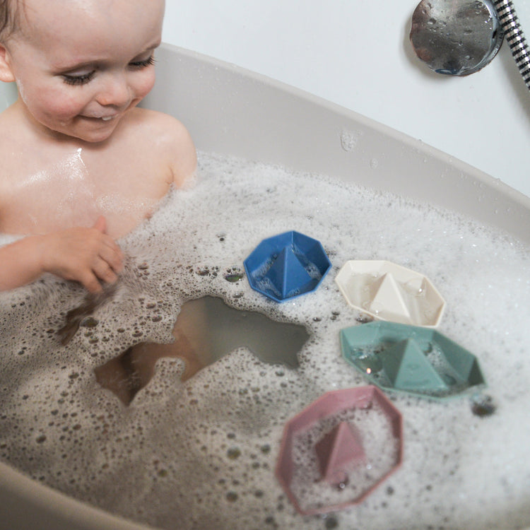Shnuggle Brand baby essentials featuring modern baby baths, Moses baskets, and sleep solutions.