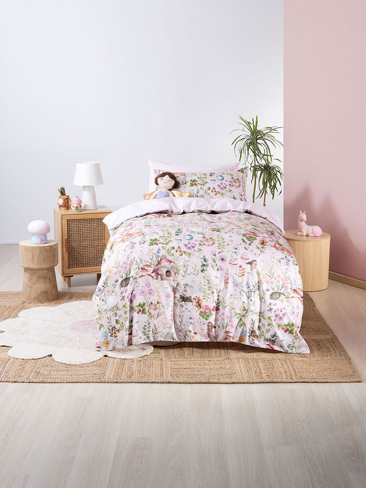 Children’s high-end duvet cover with playful animal prints, breathable and durable cotton material.