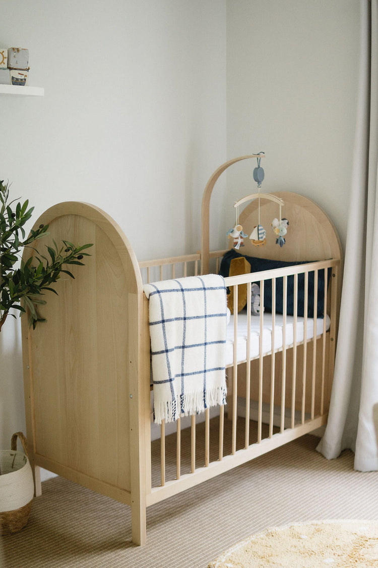 Safe and comfortable crib for babies, designed for a peaceful sleep environment.