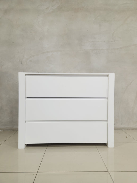 Modern Square Frame Compactum featuring an all-white finish and ample storage, ideal for nurseries.