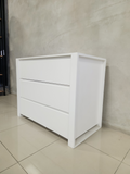 Side view of the Square Frame Compactum in all-white, showcasing its modern and spacious design.