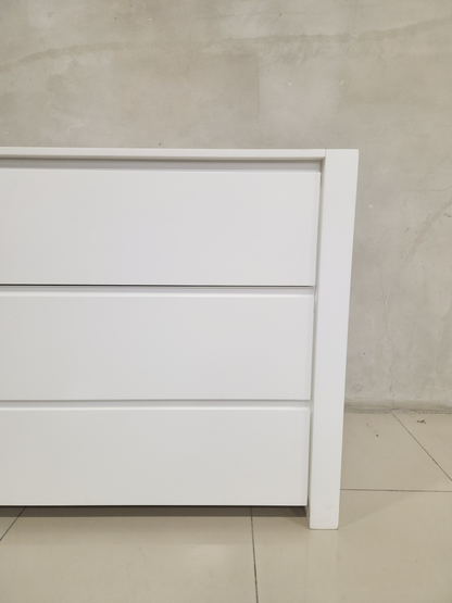 Square frame compactum in white