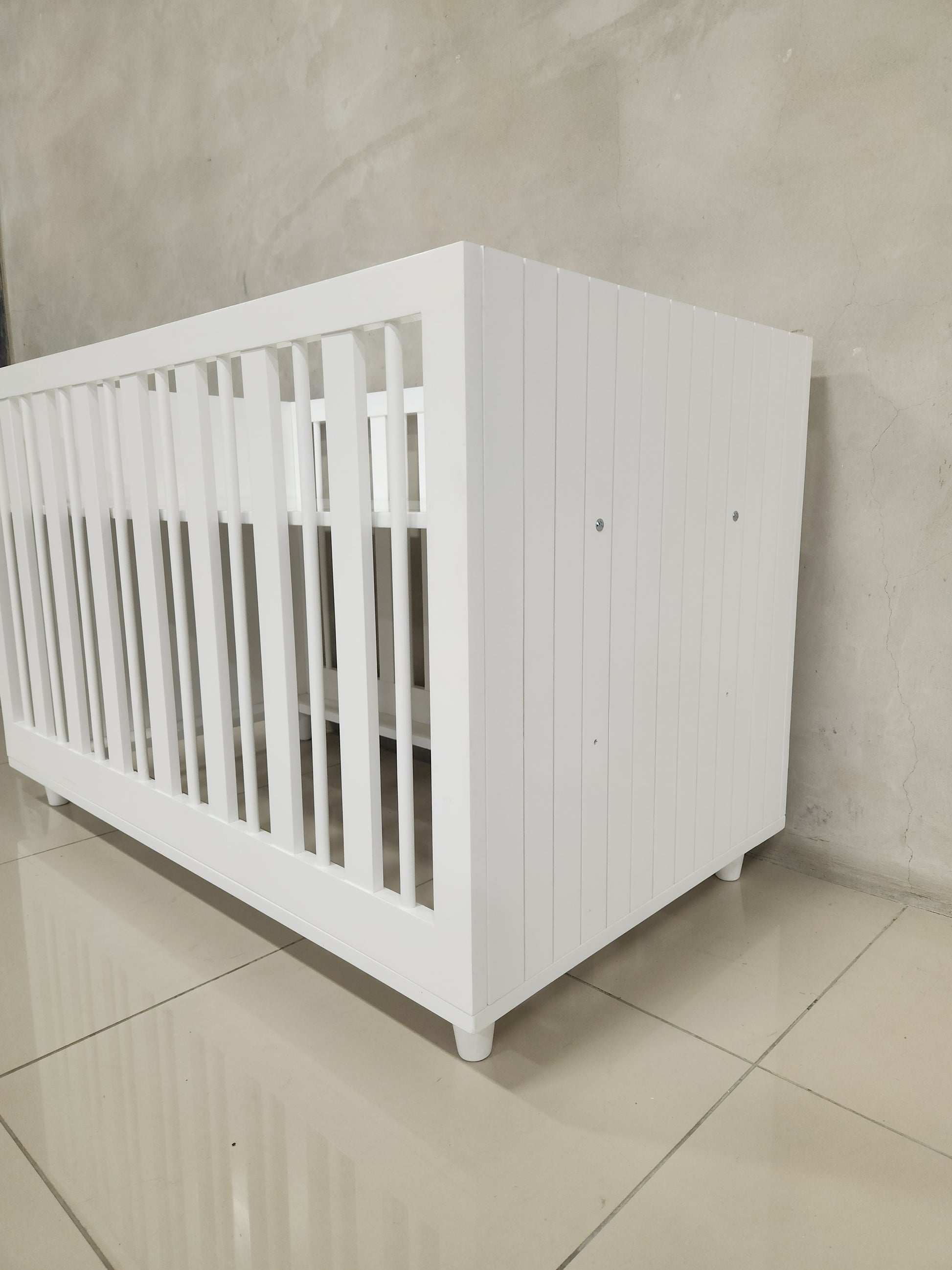 White Line Cot with 3 levels for baby growth, part of the Line Compactum set