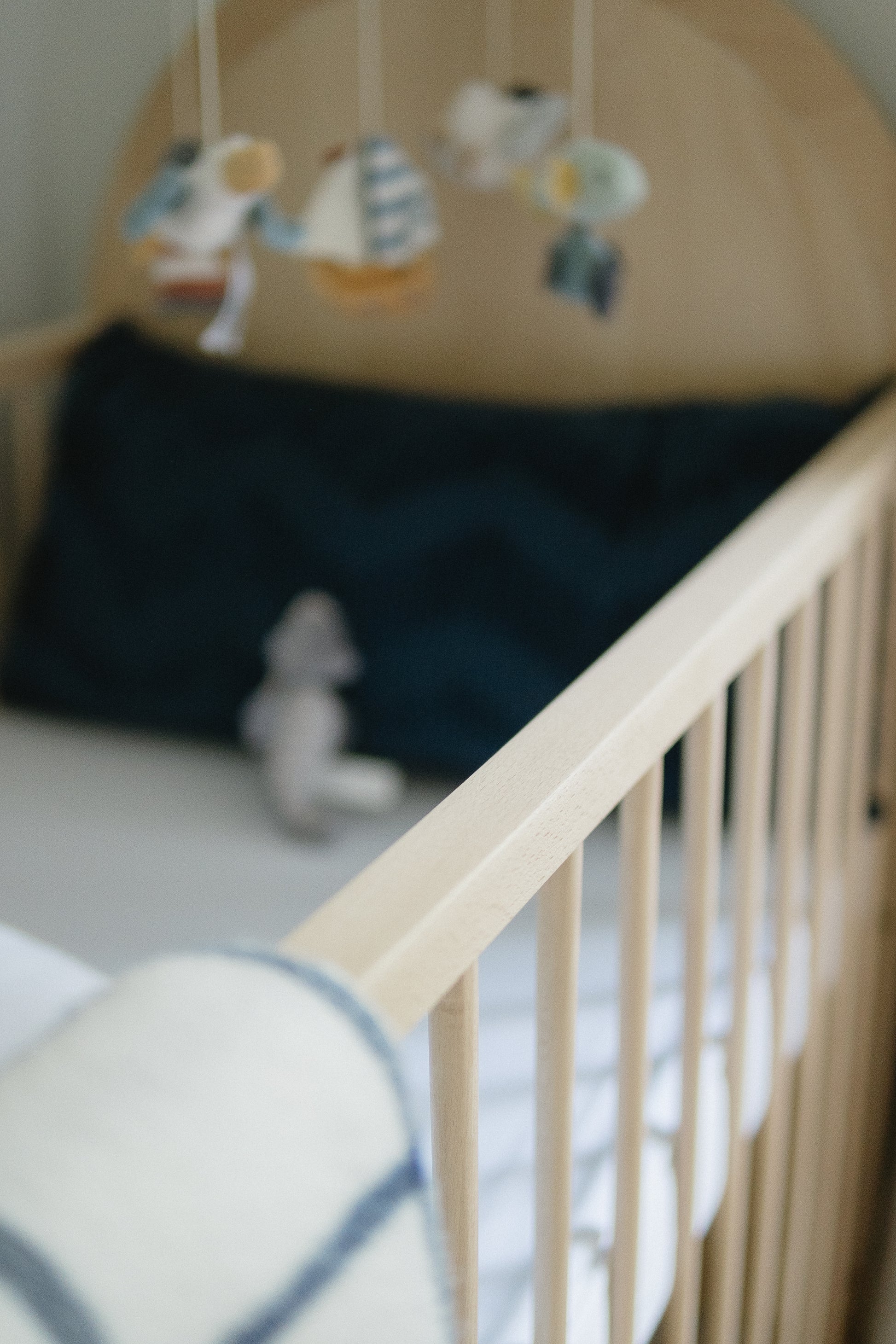 Large Bold Cot with adjustable mattress heights, designed with high-quality beech wood.