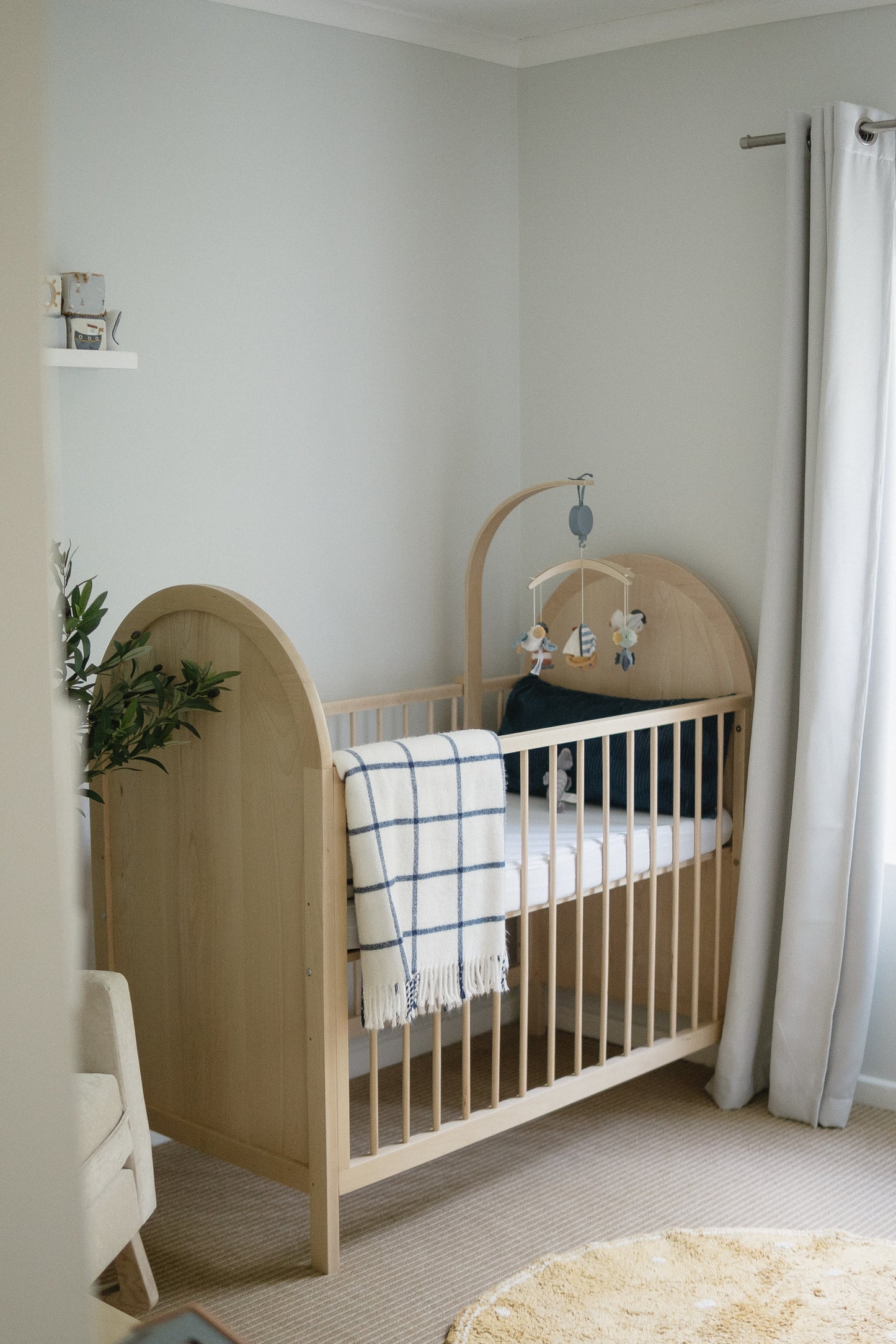 Large Bold Cot with adjustable mattress heights, designed with high-quality beech wood.