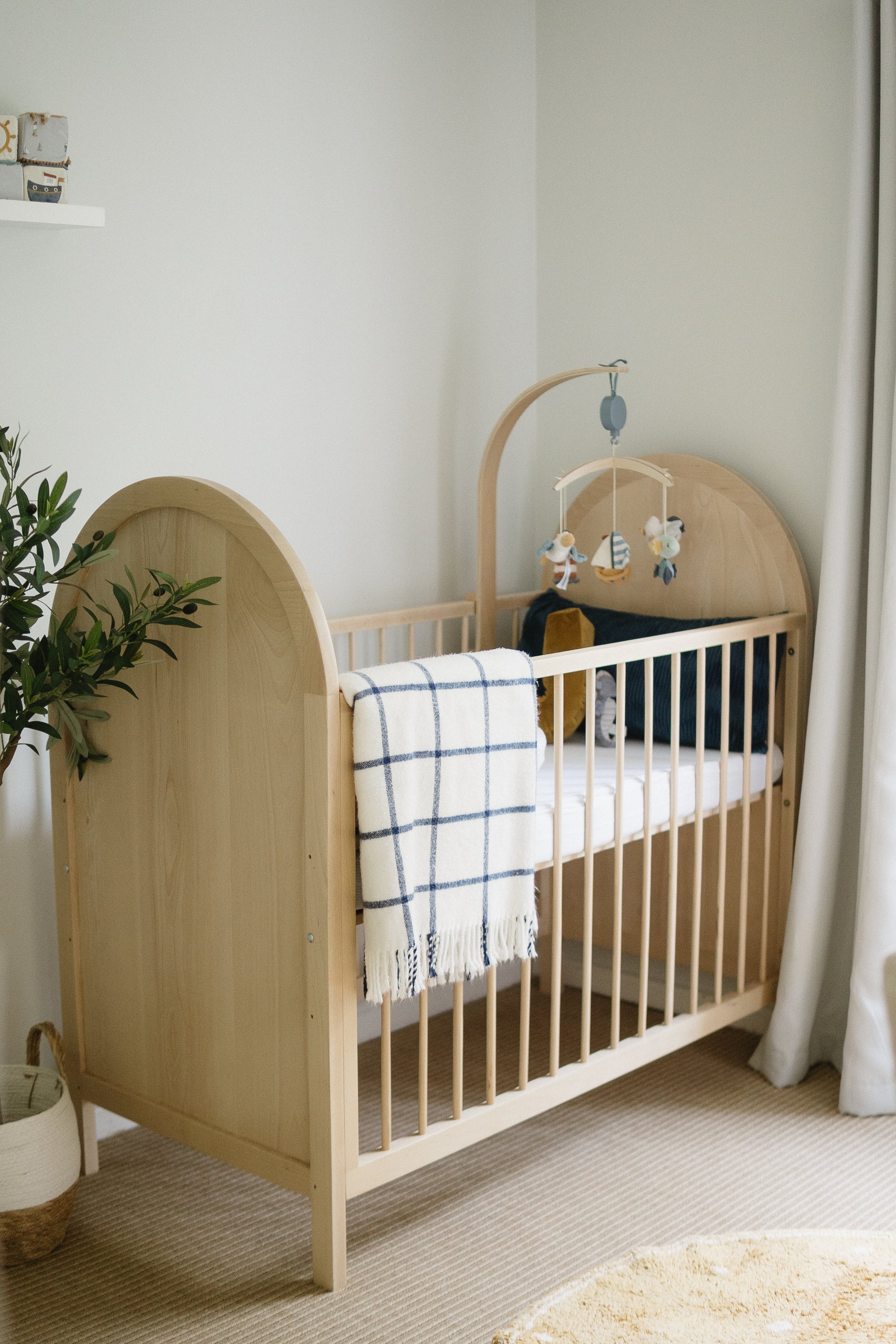  Bold Cot made from premium beech wood, large size with 3 adjustable mattress levels.