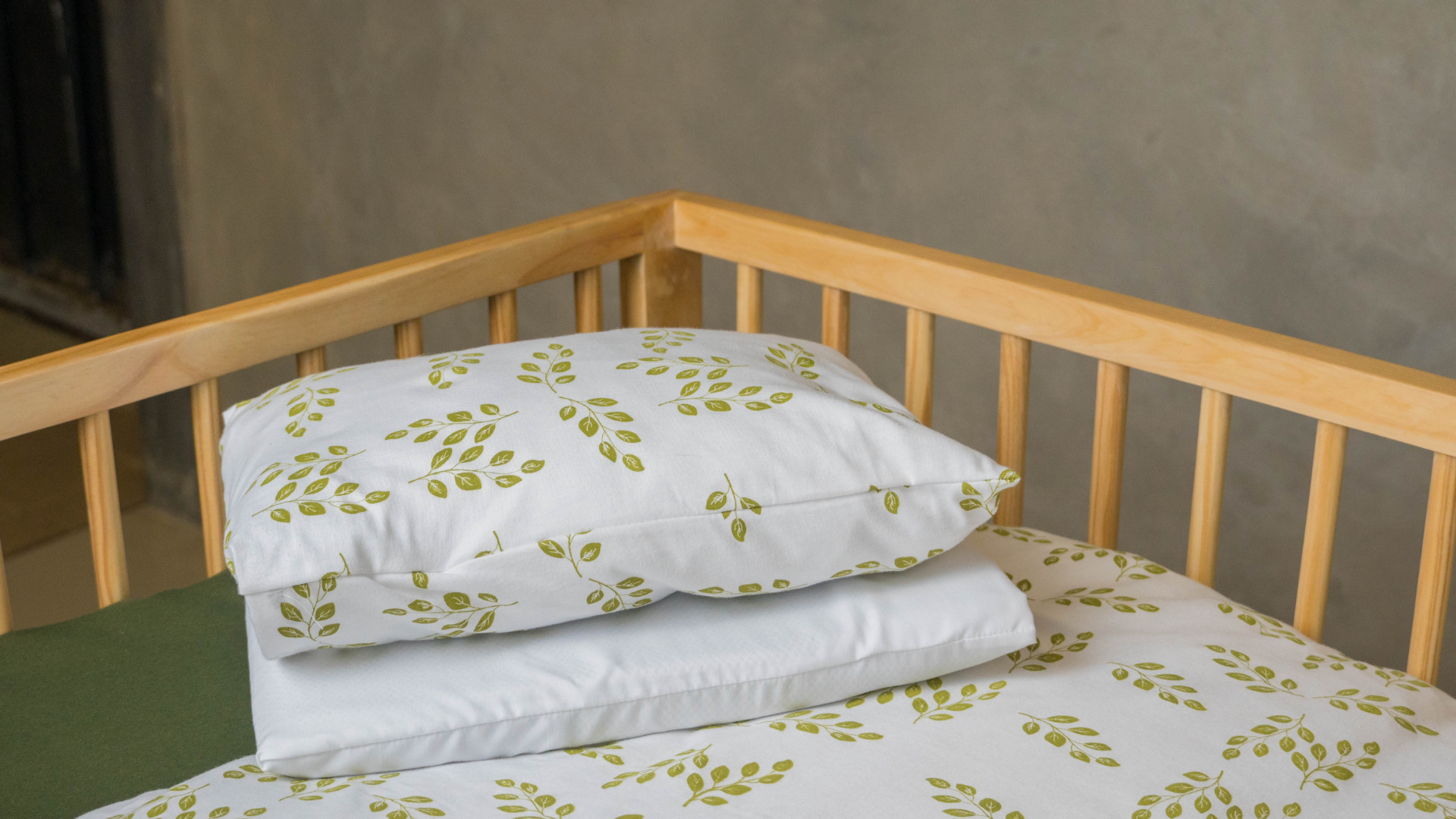 LEAF PATTERN DUVET COVER AND PILLOW CASE Olive Green