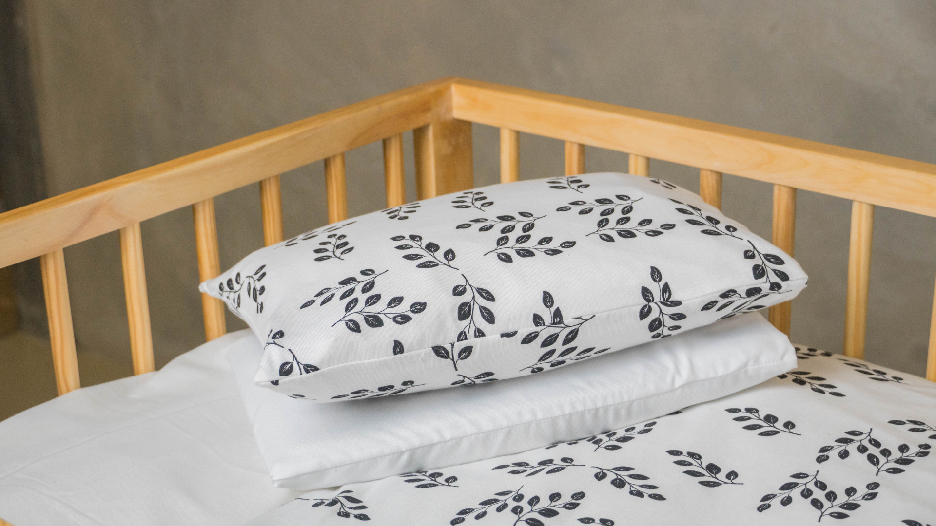 LEAF PATTERN DUVET COVER AND PILLOW CASE Black