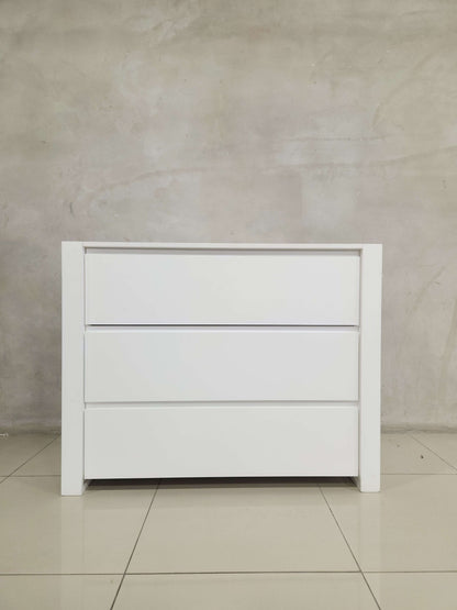 Square frame compactum in white Compactum